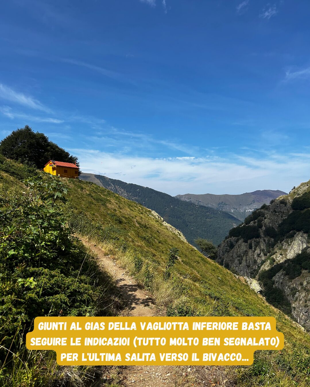 Sentiero in salita verso il Gias della Vagliotta Inferiore con la Capanna Sociale Barbero visibile sul poggio