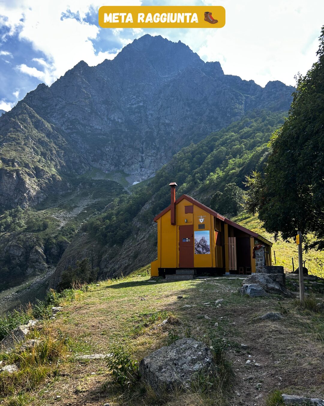 Arrivo alla Capanna Sociale Roberto Barbero: rifugio giallo con tetto rosso su prato d'alta quota