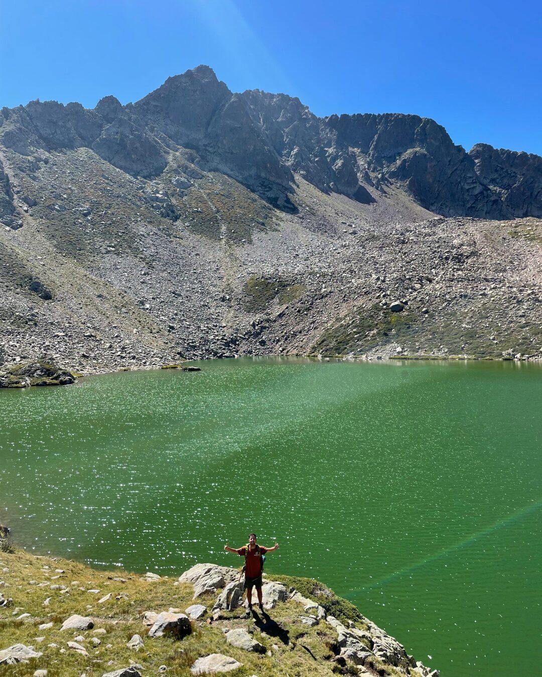 Escursionista sulle sponde del Lago dell'Avèr Soprano in Valle Stura