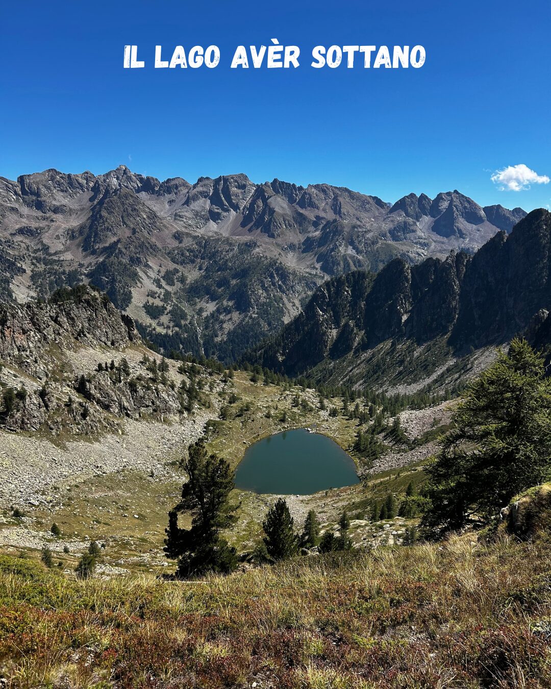 Il Lago dell'Avèr Sottano, quarto lago del giro, con la cresta frastagliata sullo sfondo
