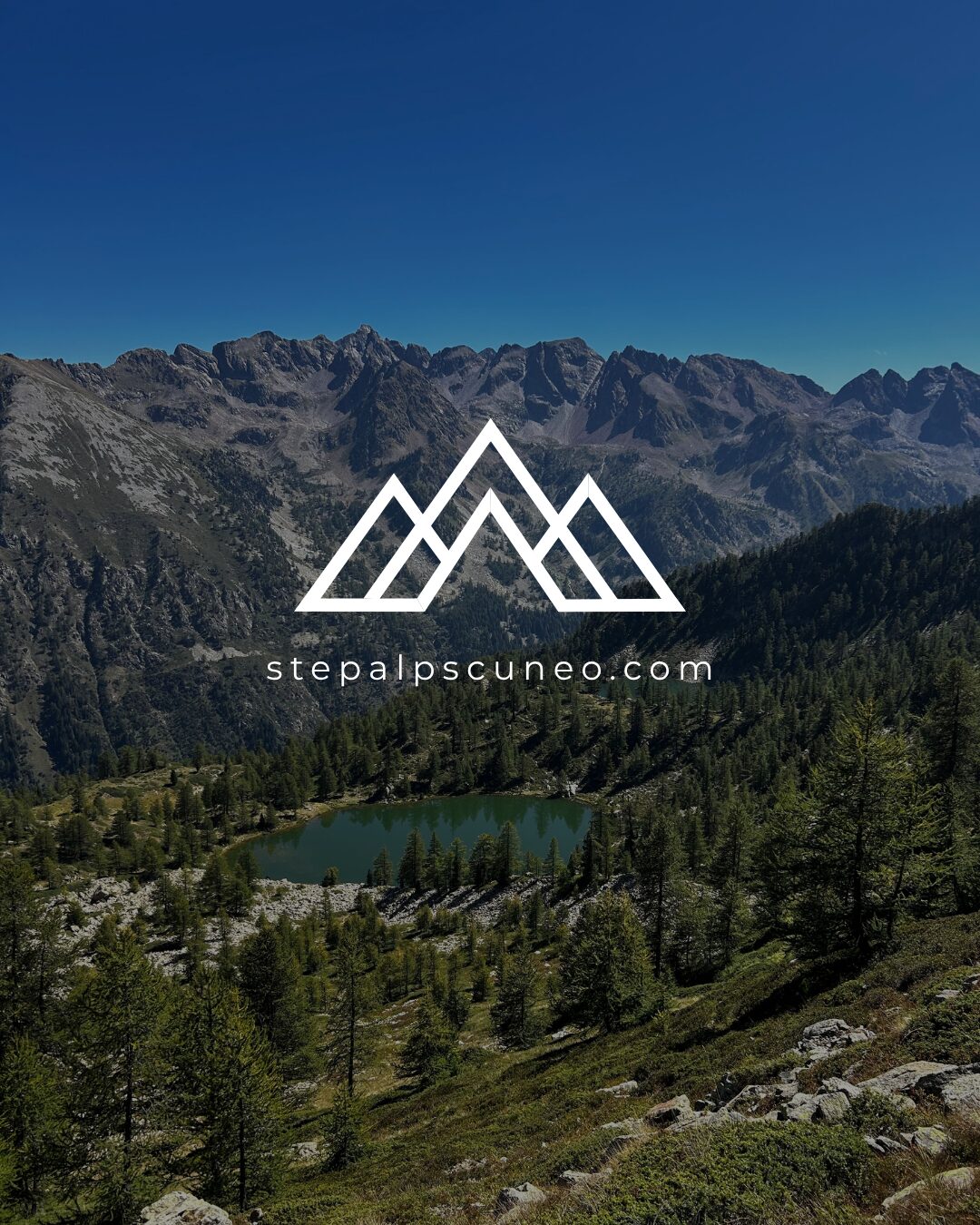 Logo STEPALPS Cuneo su panorama della Valle Stura con laghi alpini