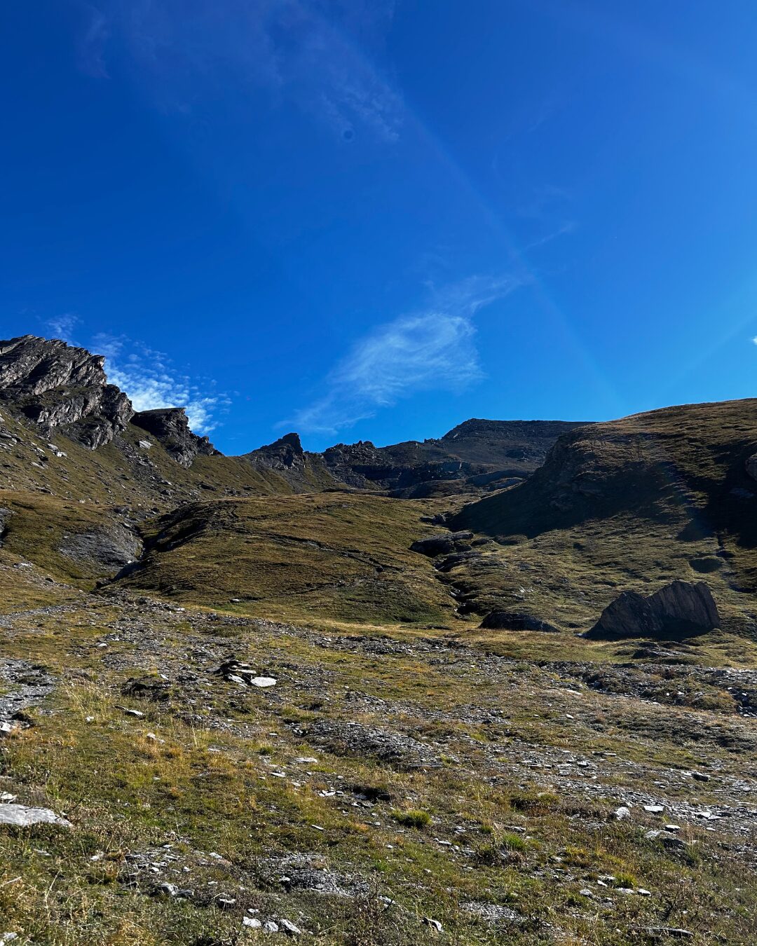 Salita nel Vallone di Soustra verso il Passo della Losetta, terreno di pietraia in alta quota