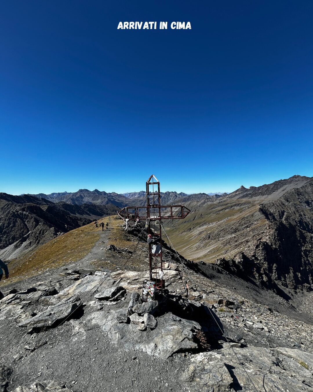 Arrivo in vetta al Monte Losetta 3054 m con la croce di ferro e cresta panoramica