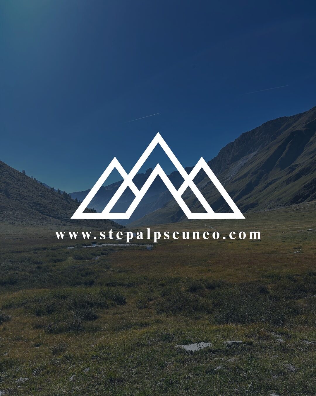 Logo STEPALPS Cuneo su sfondo di prati e vallone alpino